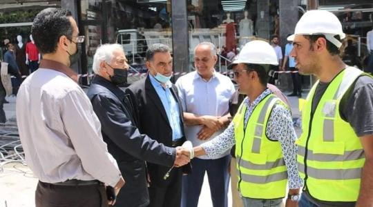 الوزير ابو النجا مع العمال المصريين