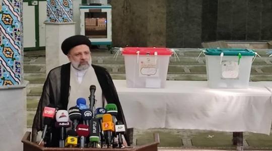 المرشح الإيراني إبراهيم رئيسي يتعهد بخدمة شعبه حالة فوزه وينصب نفسًا خدمًا لهم