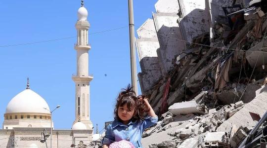 طفلة الركام في غزة