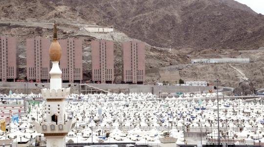 حجاج بيت الله يقفون على جبل عرفات.jpg