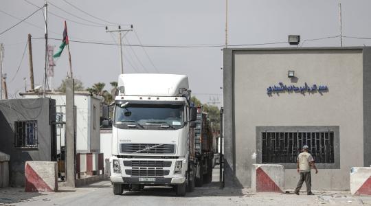 الاحتلال يسمح بإدخال 16شاحنة سولار لمحطة توليد الكهرباء بغزة
