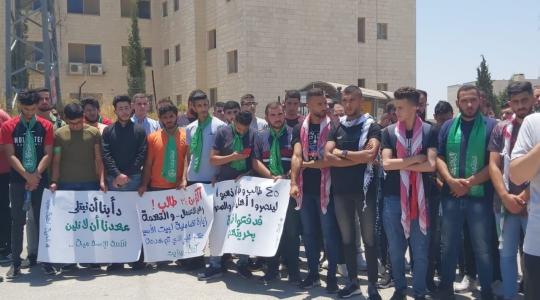 طلبة "بيرزيت" ينظمون وقفة احتجاجية على استمرار اعتقال الاحتلال لعشرات الطلبة