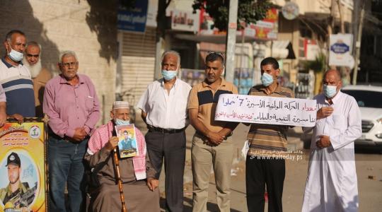 وقفة بغزة للمطابة باسترداد جثامين الشهداء المحتجزة لدى الاحتلال والكشف عن مصير المفقودين (8).JPG