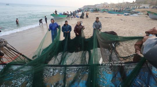 صيادون يعملون على شاطئ بحر  قطاع غزة (7).jpeg