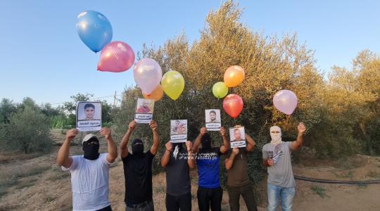 الشباب الثائر بغزة يطلق بالونات تحمل صور الاسرى أبطال نفق "جلبوع"