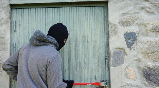 فنان يسرق آلاف الدولارات من متحف بحيلة غريبة