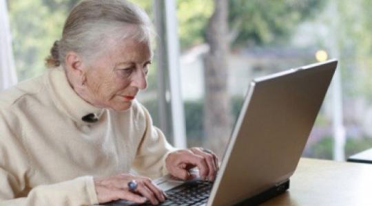 دراسة تكشف: استخدام الإنترنت يساعد المسنين في الحفاظ على مقدراتهم المعرفية