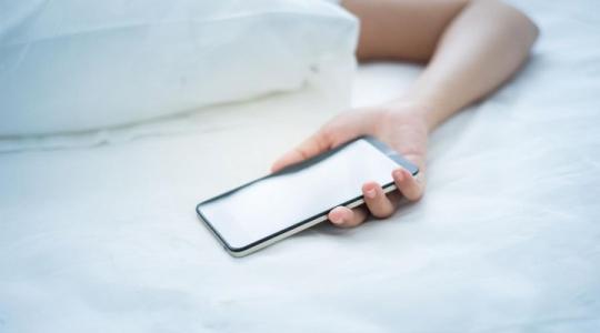 أين يجب ان نضع اجهزة "الموبايل" اثناء النوم ليلا ؟