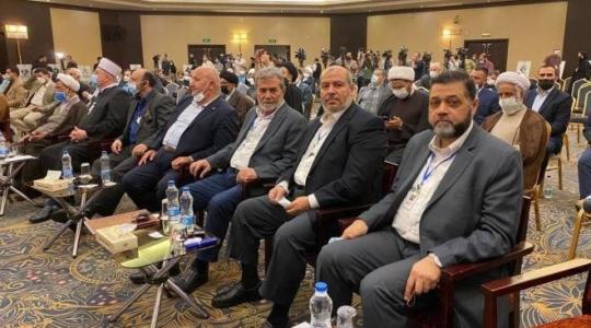 وفد حماس والحهاد خلال مشاركتهم في المؤتمر