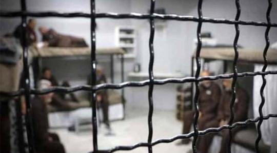 الأسير الفلسطيني: تفاقم معاناة الأسرى في سجن النقب
