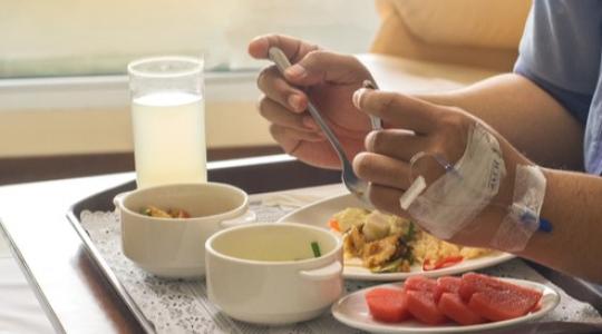 نوعان من الأطعمة ينبغي تجنبهما للمساعدة في تقليل مخاطر الإصابة بالسرطان
