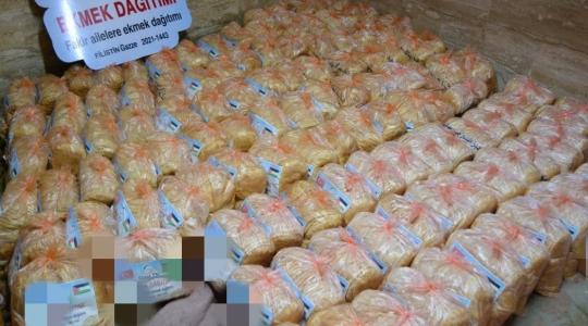 جمعية "أرض السلام"  توزع 500 ربطة خبز على الأسر الفقيرة والمتعففة بغزة