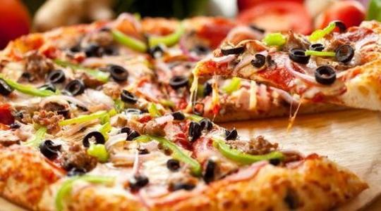 طريقة عمل البيتزا بمكونات بسيطة وبطعم خرافي