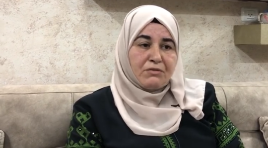 والدة المعتقل الاقطش.PNG
