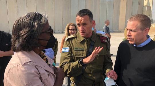 السفيرة الأمريكية تزور معبر كرم أبو سالم جنوب قطاع غزة