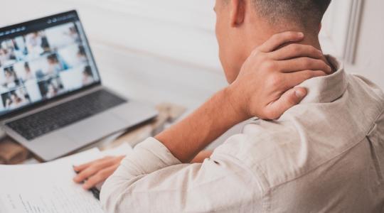 كيف نحافظ على أعيننا ورقابنا من الجلوس الطويل أمام الكمبيوتر؟