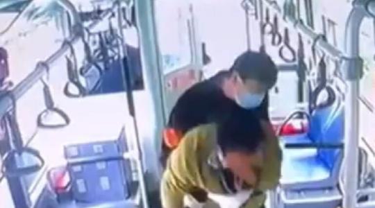 سائق صيني ينقذ راكبا من الاختناق