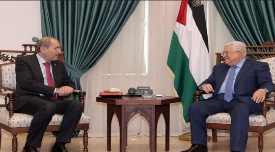 الرئيس عباس و وزير خارجية الاردن.PNG
