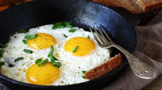 دراسة تحذر النساء من تناول البيض في وجبة الافطار