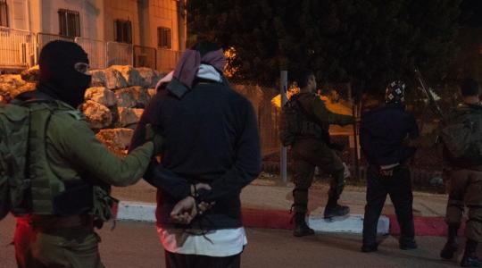 الاحتلال يعتقل شابين من نابلس بزعم حيازتهما سلاحاً