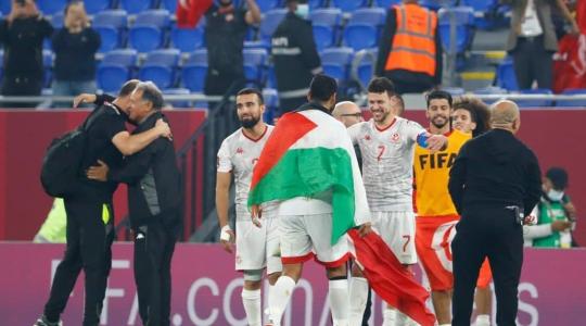 علم فلسطين يرفرف عاليا بعد انتهاء مباراة تونس ومصر