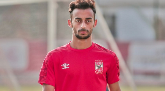 أحمد-عبدالقادر-يصعد-للمدرجات-ويحتفل-مع-والدته-بالسوبر-الأفريقي-فيديو.png