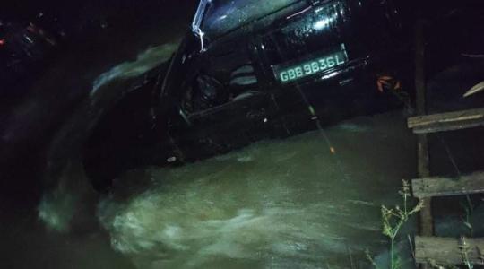 إنقاذ 5 أشخاص جرفتهم السيول في رام الله