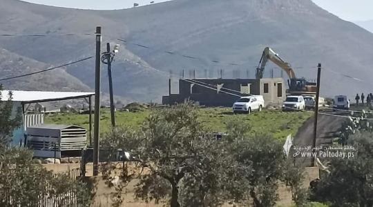 قوات الاحتلال تهدم منزل قيد الإنشاء في قرية العقبة شرق طوباس (3).jpg