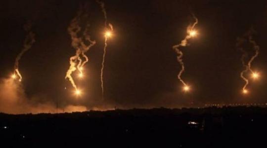 قنابل انارة. في بحر غزة