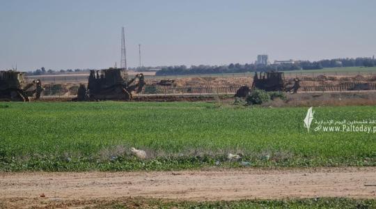 توغل لآليات عسكرية إسرائيلية شرقي بلدة خزاعة وشمالي بيت لاهيا بقطاع غزة (5).jpeg