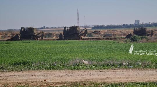توغل لآليات عسكرية إسرائيلية شرقي بلدة خزاعة وشمالي بيت لاهيا بقطاع غزة (6).jpeg
