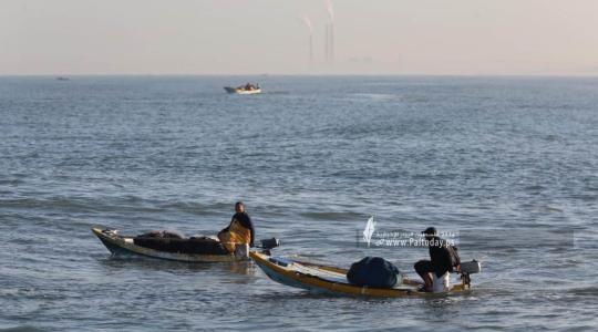 زوارق الاحتلال تطلق نيرانها تجاه قوارب الصيادين ببحر بيت لاهيا