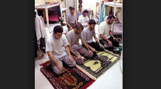 الاسرى يؤدون الصلاة.