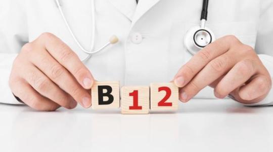 نقص فيتامين B12.