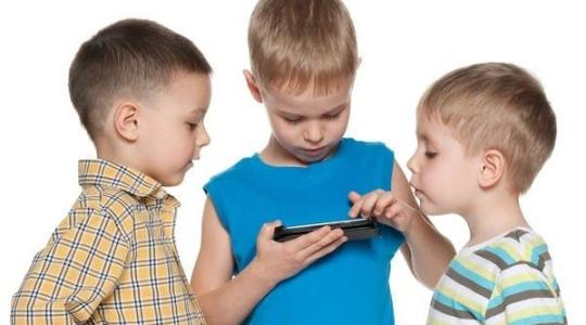 أطفال يلهون على هاتف ذكي.jpg