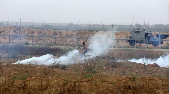 الاحتلال يطلق قنابل الغاز تجاه أراضي المزارعين وسط القطاع