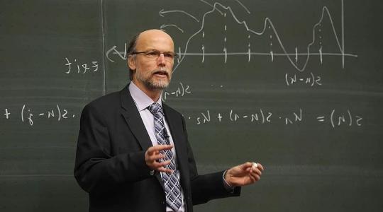 شروط الاحتلال للتعاقد مع أساتذة الجامعة من الخارج ..تدخل فظ يهدف لخنق اﻟﺘﻌﻠﻴﻢ اﻟﻔﻠﺴﻄﻴﻨﻲ