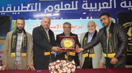 الرابطة الإسلامية تكرم الطلبة المتفوقين في الكلية العربية برفح