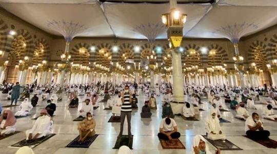 "السعودية" تصدر قراراً يمنع المواطنين من بث الصلوات من المساجد