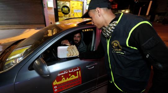 الجهاد توزع الحلوى احتفاء بعملية تل أبيب (6).jpg
