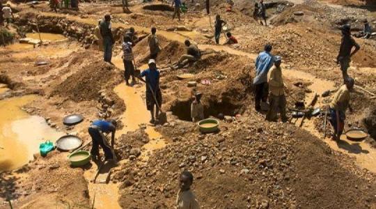 مصرع 13 شخصاً بانهيار بئر للتنقيب عن الذهب بالسودان