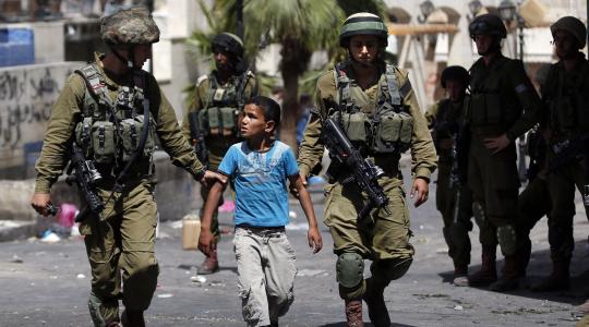قوات الاحتلال تعتقل طفلا