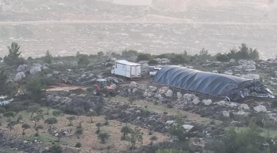 مستوطنون ينصبون خيمة.jpg