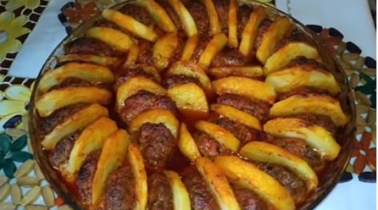 صينية البطاطس باللحمة.