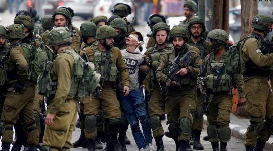 جنود الاحتلال يعتقون فتى فلسطيني.jpg
