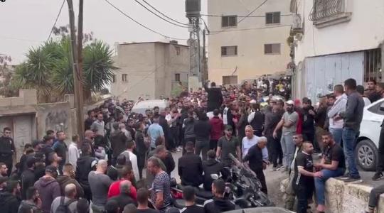 هتافات امام منزل الشهيد.JPG