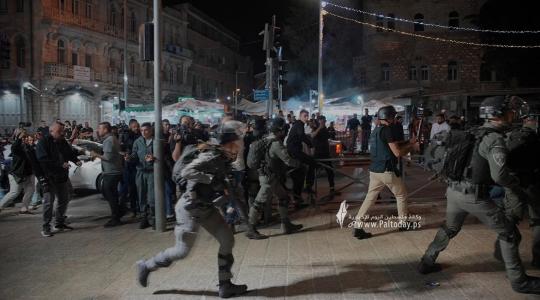 مواجهات بين الشبان و قوات الاحتلال في منطقة باب العامود (7).jpg