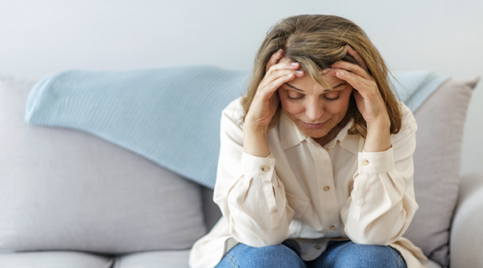 كيفية تهدئة أعراض القلق أثناء فترة انقطاع الطمث!