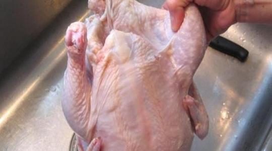 أفضل طريقة لغسل لحم الدجاج...طريقة تنظيف الدجاج قبل التفريز