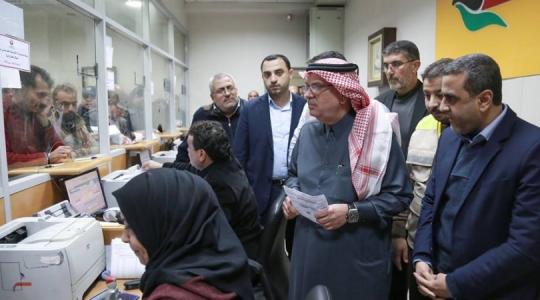 ما مصير المنحة القطرية وصرف 100 دولار بعد مغادرة السفير القطري غزة
